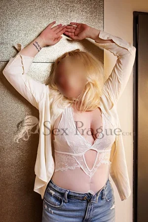 Mature Aneta